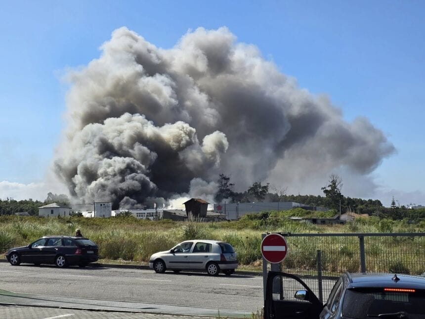 Incêndio consome armazém de fábrica de produtores alimentares em Gaia Incendio Gaia