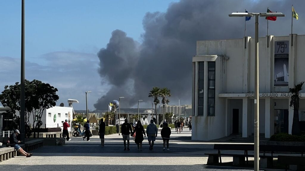Incêndio consome armazém de fábrica de produtores alimentares em Gaia incendio gaia