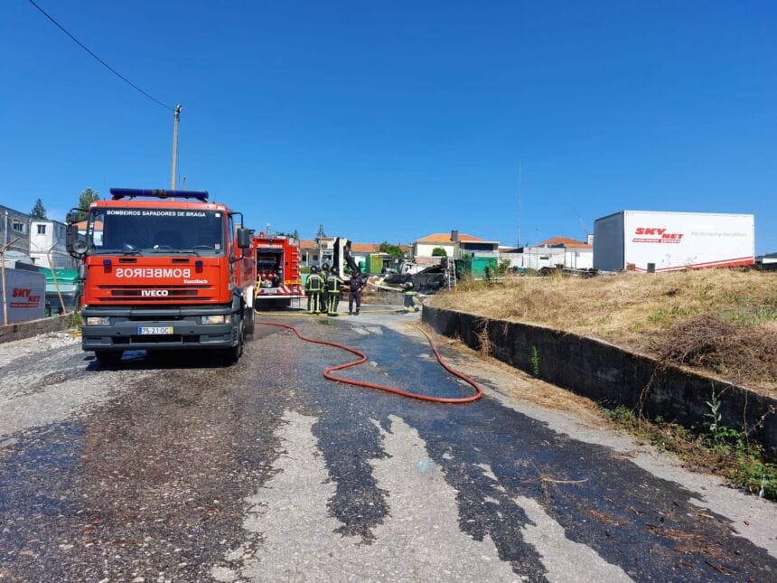 Braga: Cinco camiões ardem na Torrestir. Três por completo Braga incendio torrestir