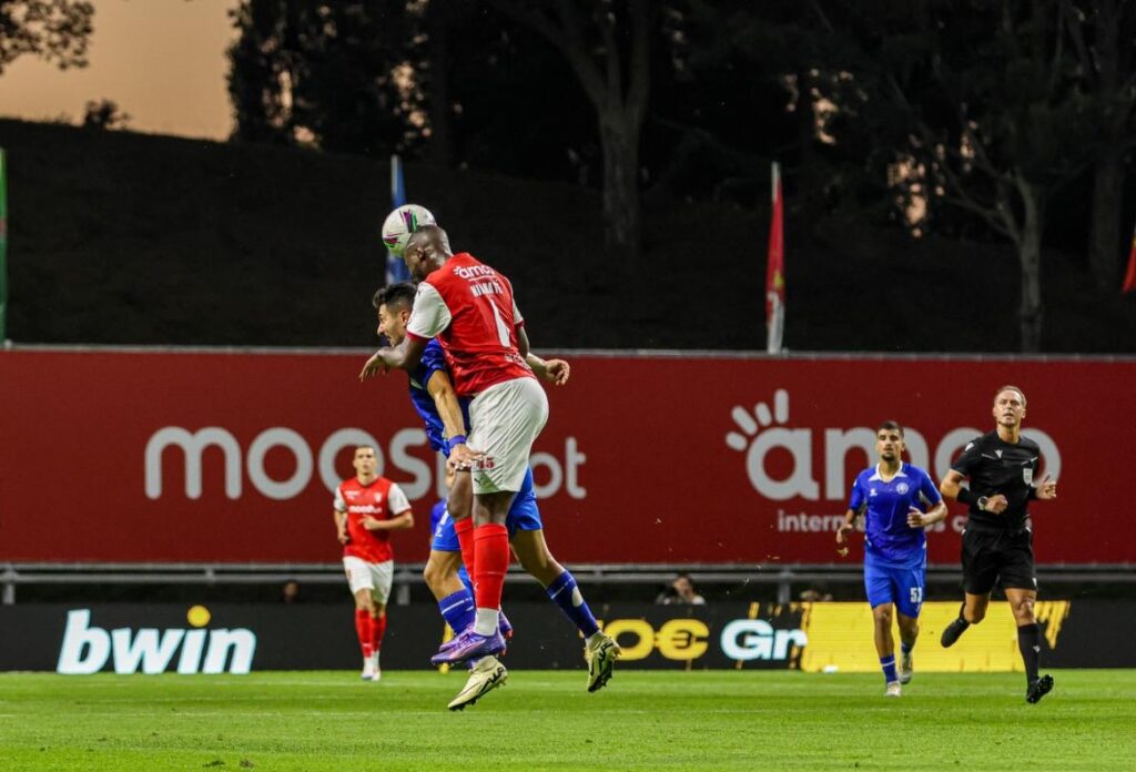 Futebol: E bastou acelerar. SC Braga vence israelitas e já vê “servettes” SCB Macabbi SC Braga