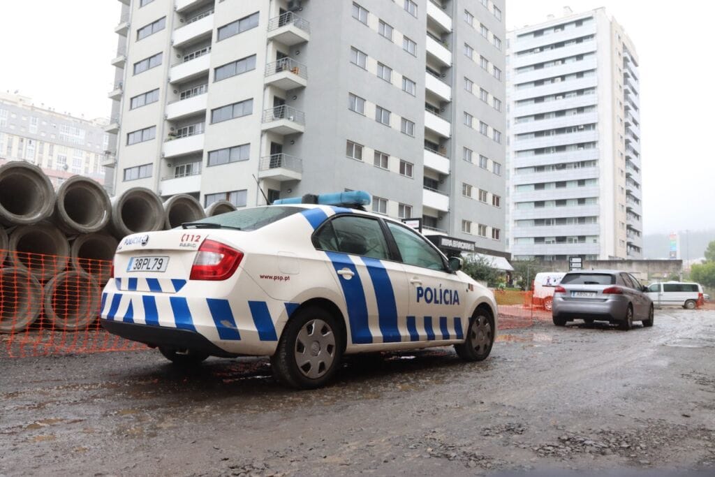 Braga: Homem encontrado esfaqueado em prédio. PJ investiga esqueamento braga PSP PJ - 20