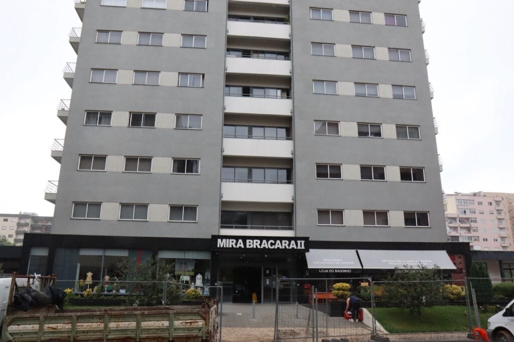 Braga: Homem encontrado esfaqueado em prédio. PJ investiga PSP PJ esfaqueamento braga