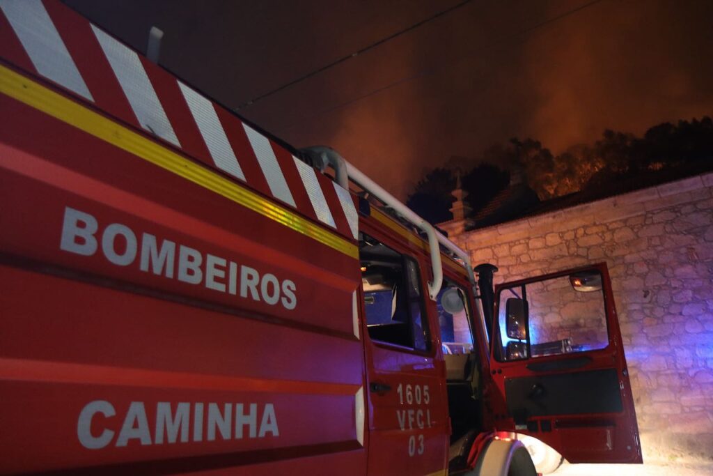 Alto Minho: Mais de 50 bombeiros combatem incêndio com duas frentes em Caminha Incêndio Caminha bombeiros
