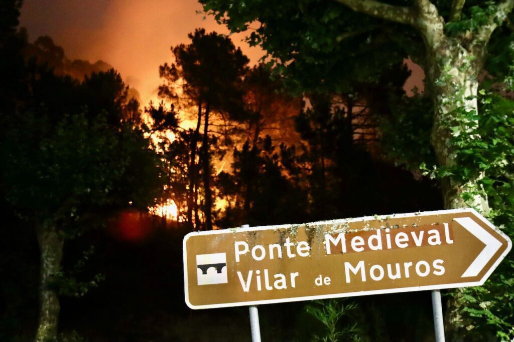 Alto Minho: Mais de 50 bombeiros combatem incêndio com duas frentes em Caminha Incêndio Caminha bombeiros