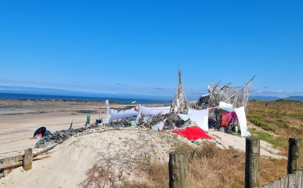 Esposende: Arte ou lixo? Instalação entre as praias de Cepães e Rio Moinhos surpreende praia esposende marinhas