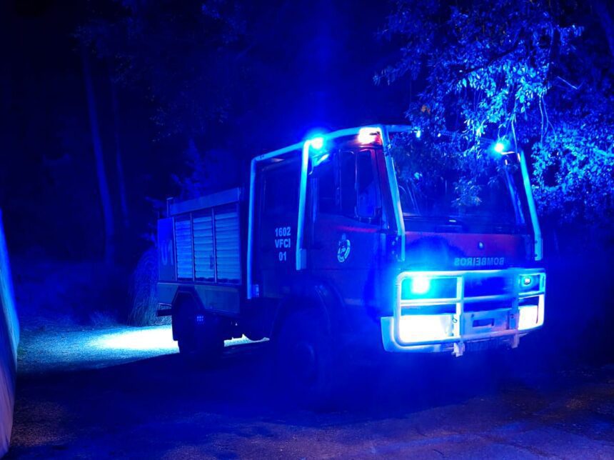Viana: Bombeiros e Sapadores Florestais controlam chamas no Monte Padela Viana BV Viana incendio