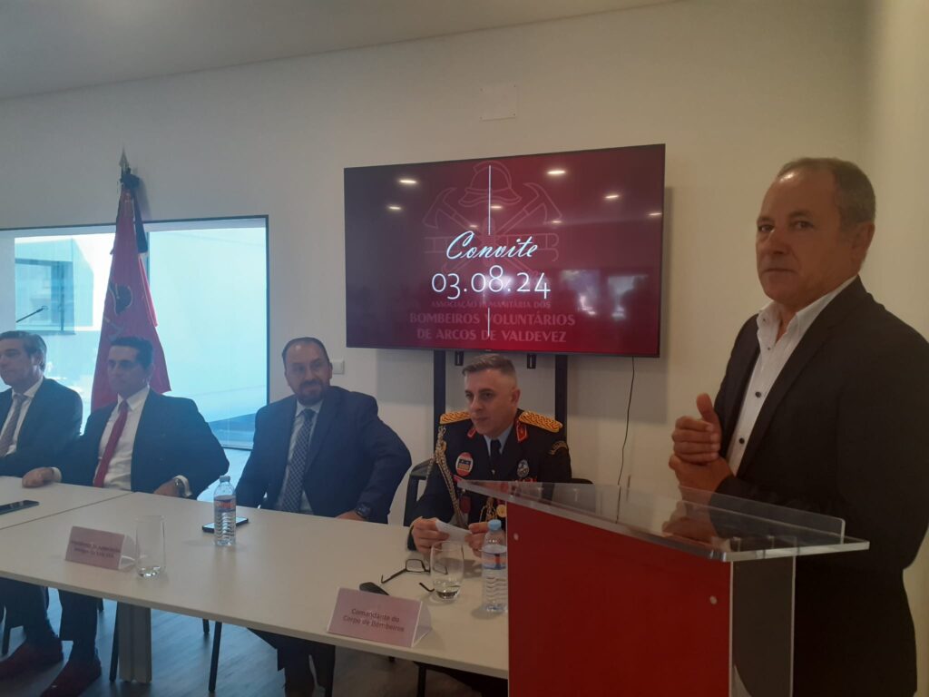 Arcos de Valdevez: Comunidade emigrante dos EUA oferece ambulância aos bombeiros arcos valdevez cruz