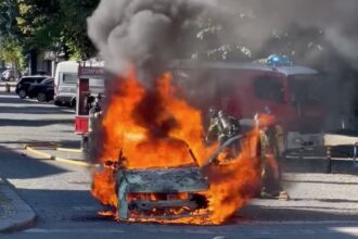 Carro arde no centro de braga