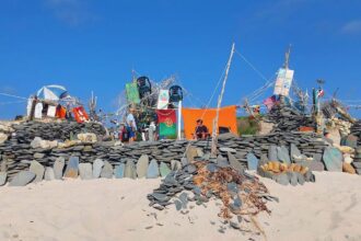 instalacao lixo arte praias marinhas esposende cepaes rio moinhos