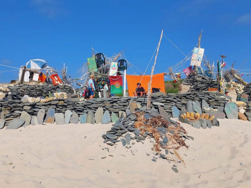 instalacao lixo arte praias marinhas esposende cepaes rio moinhos