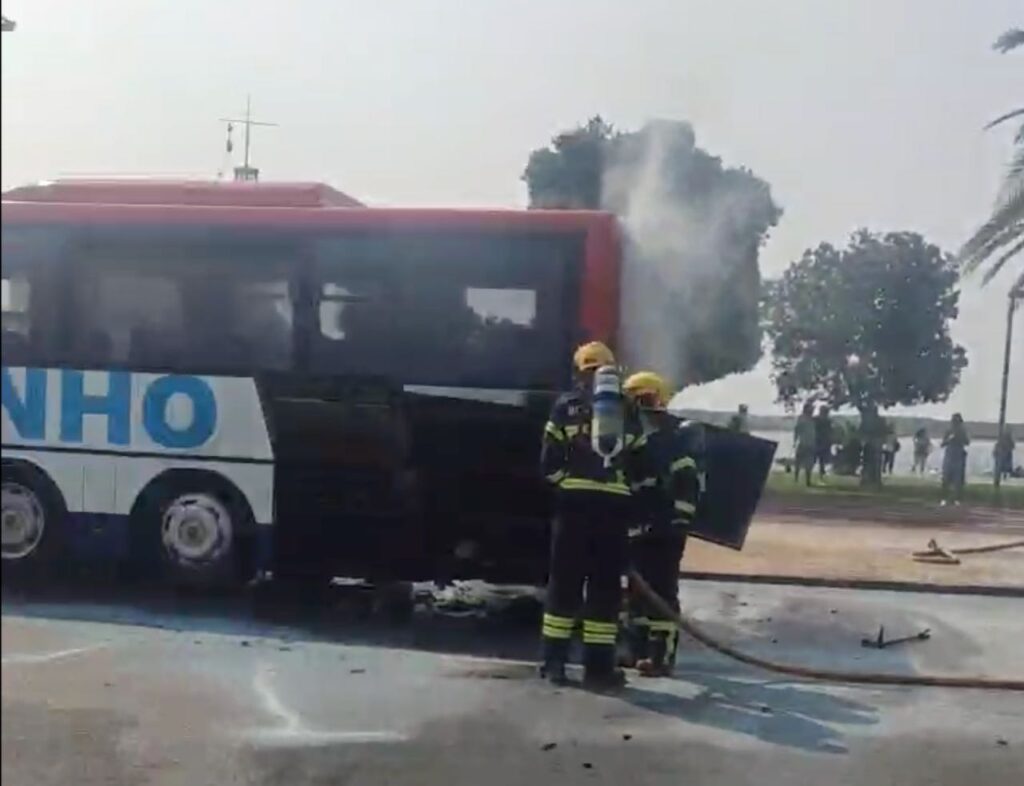 autocarro arde parcialmente esposende