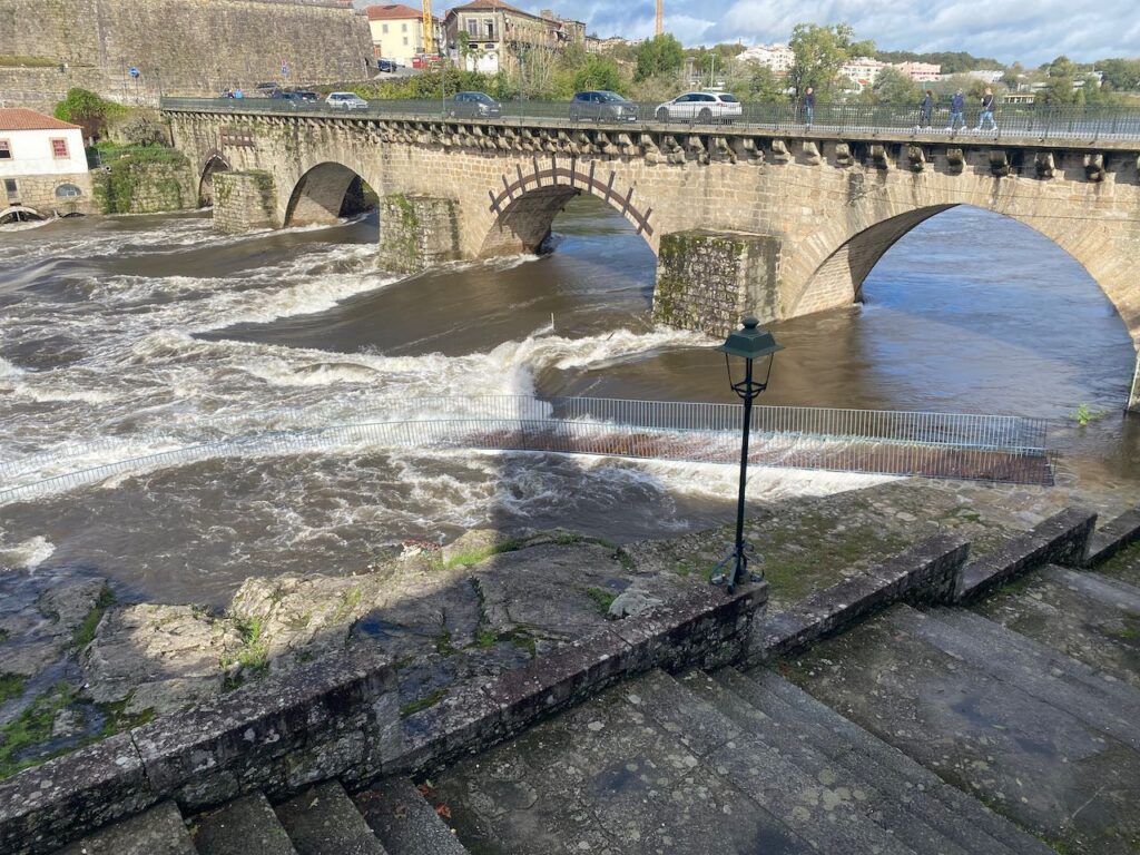 Barcelos: (c/vídeo) Será que o passadiço da Ponte Medieval vai aguentar? passadiço ponte medieval barcelos