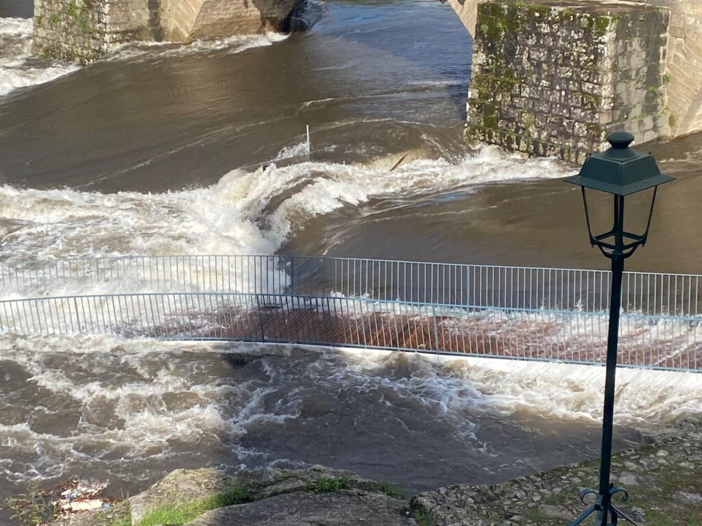 Barcelos: (c/vídeo) Será que o passadiço da Ponte Medieval vai aguentar? passadiço barcelos ponte medieval