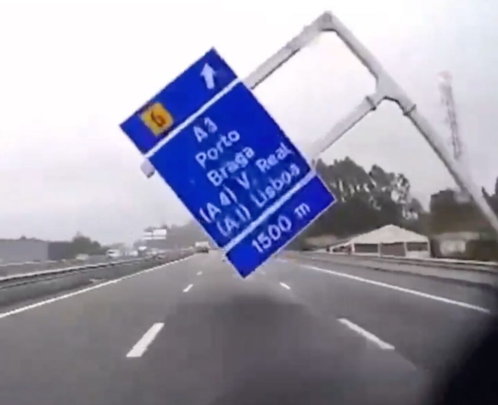 Vídeo mostra momento em que sinal de viação cai na A41 a41 sinal cai