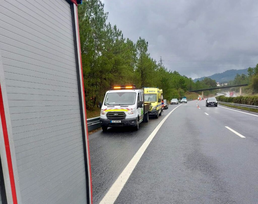 Barcelos: Todo terreno "voa" na A3 e cai em ribanceira. Há um ferido grave acidente A3 barcelos areias de vilar