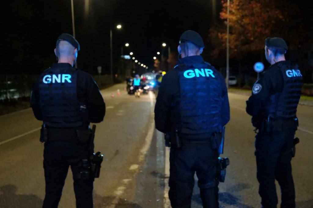 Fugitivos que abalroaram carro da GNR no Porto ficam em prisão preventiva GNR Viana Noite operação Vila do Conde