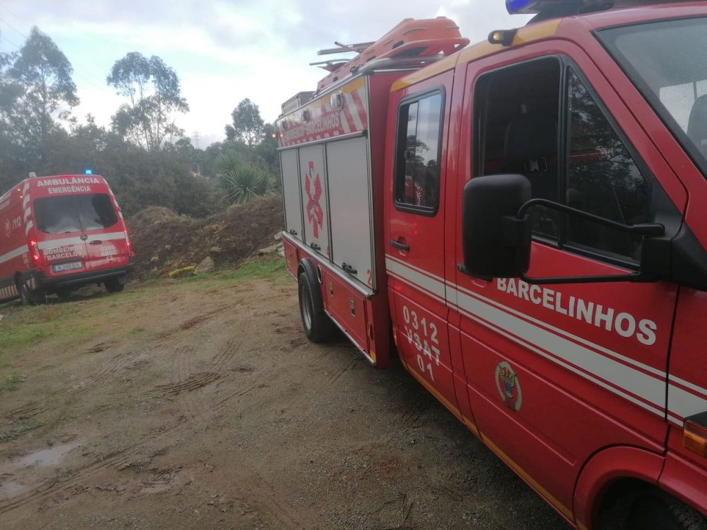 Barcelos: Queda em fosso de obra faz um ferido na Lama acidente trabalho barcelos ocorrencias