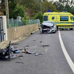 ### Jovem de 21 anos morre em colisão na EN101 em Valença Um jovem de 21 anos perdeu a vida, este domingo, numa colisão entre a mota que conduzia e um automóvel na Estrada Nacional 101, em Ganfei, Valença. De acordo com o Comando Territorial da GNR de Viana do Castelo, o óbito foi declarado no local. A vítima era residente em Monção. Os Bombeiros Voluntários de Valença receberam o alerta pelas 8h50. À chegada, encontraram o motociclista debaixo do veículo ligeiro. Apesar das manobras de reanimação realizadas pelas equipas de socorro e do INEM, o jovem não resistiu aos ferimentos. No local estiveram ainda meios da GNR e uma equipa de apoio psicológico. O trânsito na zona foi condicionado durante as operações de socorro. A ocorrência deixa em luto a comunidade local, que lamenta a perda de um jovem na flor da idade.