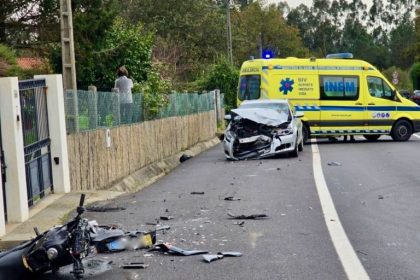 ### Jovem de 21 anos morre em colisão na EN101 em Valença Um jovem de 21 anos perdeu a vida, este domingo, numa colisão entre a mota que conduzia e um automóvel na Estrada Nacional 101, em Ganfei, Valença. De acordo com o Comando Territorial da GNR de Viana do Castelo, o óbito foi declarado no local. A vítima era residente em Monção. Os Bombeiros Voluntários de Valença receberam o alerta pelas 8h50. À chegada, encontraram o motociclista debaixo do veículo ligeiro. Apesar das manobras de reanimação realizadas pelas equipas de socorro e do INEM, o jovem não resistiu aos ferimentos. No local estiveram ainda meios da GNR e uma equipa de apoio psicológico. O trânsito na zona foi condicionado durante as operações de socorro. A ocorrência deixa em luto a comunidade local, que lamenta a perda de um jovem na flor da idade.