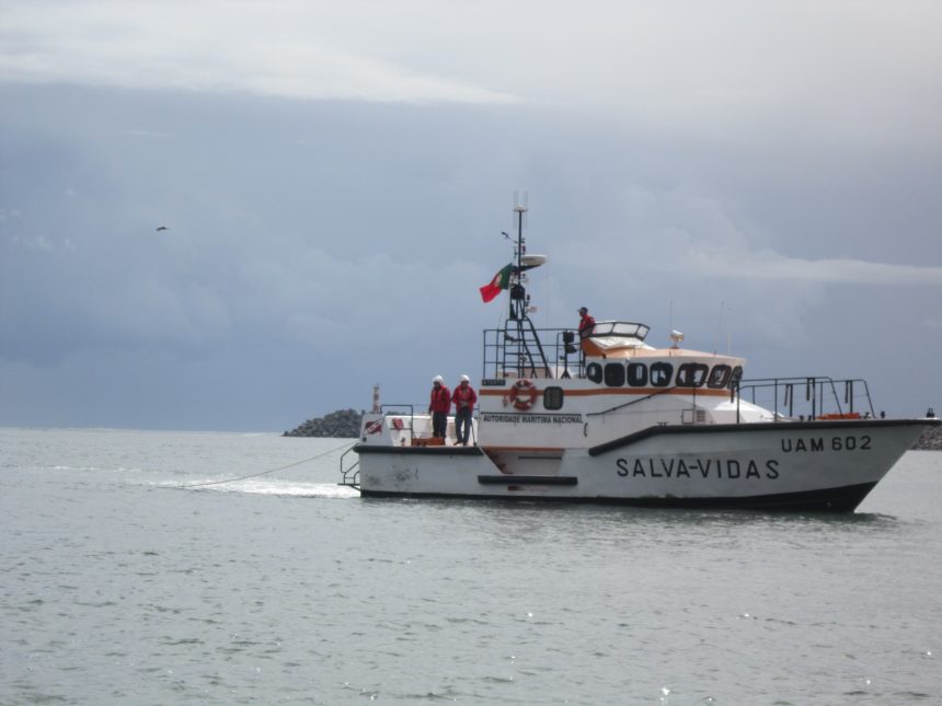 Viana: Pescador morre em golpe de mar O Atento embarcação resgate salva vidas viana