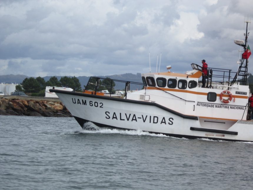 Viana: "Atento" resgatou embarcação de recreio que sofreu avaria O Atento Viana embarcação resgate