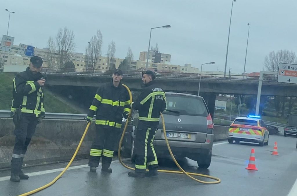 Braga: Despiste e colisão no nó de Ferreiros fazem dois feridos A11 acidente braga ferreiros