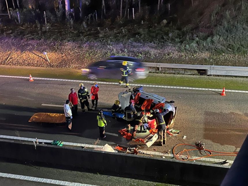 Esposende: Carro caiu de viaduto à A11. Ambulância de Fão atingida pelo gradeamento Fonte Boa A11 acidente Esposende carro caiu - 1