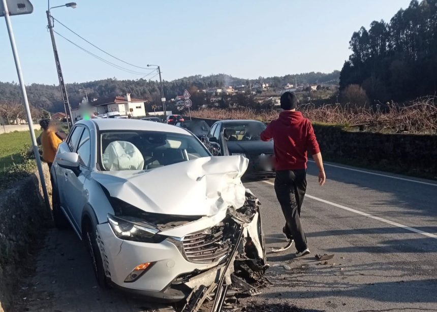 EN206: Três feridos em choque frontal em Famalicão acidente famalicao cavaloes - 2