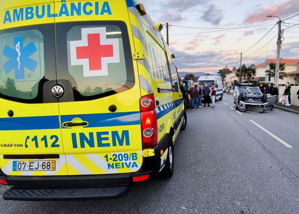Esposende: Dois feridos em capotamento em Forjães Acidente Esposende Forjaes