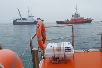 AMN Apoio a embarcação de pesca com 7 pessoas a bordo em Aveiro