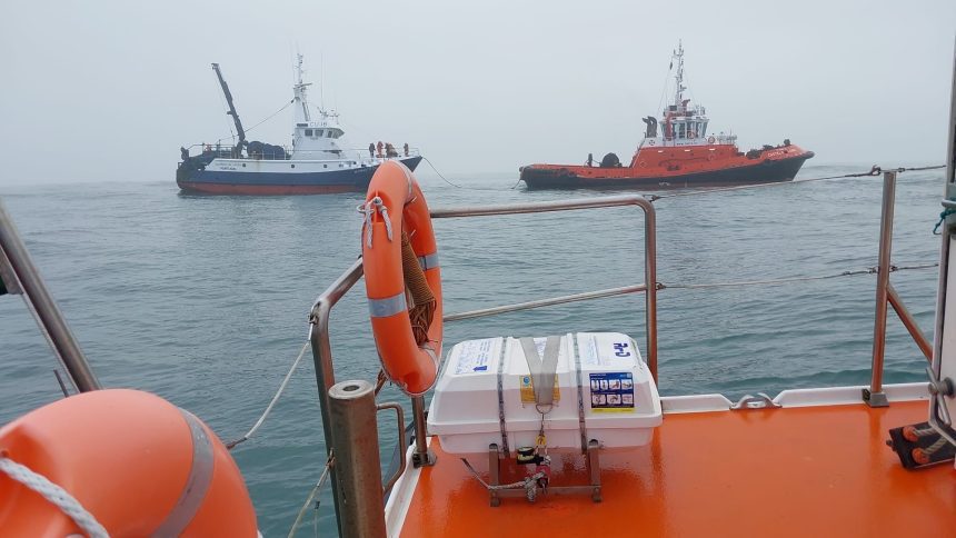 AMN: Sete tripulantes resgatados após avaria em embarcação de pesca AMN Apoio a embarcação de pesca com 7 pessoas a bordo em Aveiro