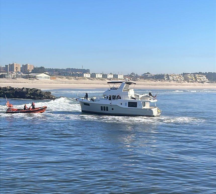 Vila do Conde: Estação Salva-vidas auxilia embarcação encalhada na entrada da barra Vila do Conde barra embarcação