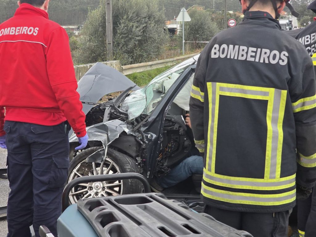 Barcelos: Até o motor saiu. Violento choque frontal na EN103 acidente en103 feitos 2
