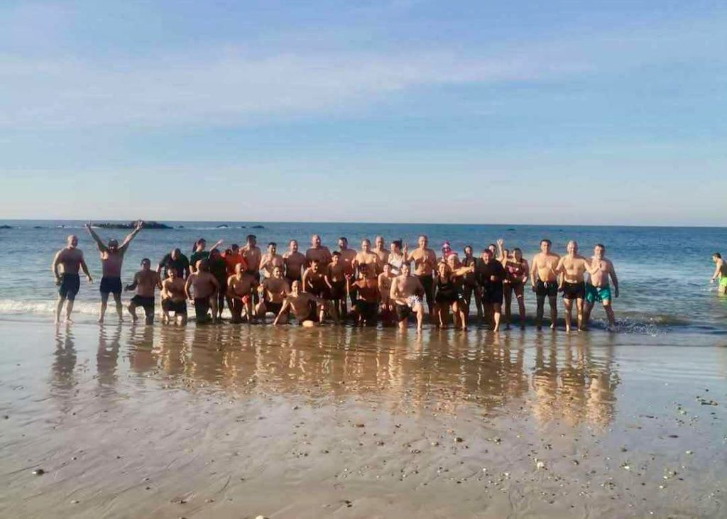 Esposende: Primeiro banho do ano na Apúlia juntou dezenas na praia das Couves Banho agua esposende apulia
