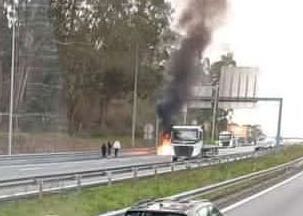 carro arde a28