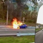 carro arde a28