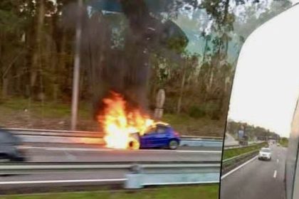 carro arde a28