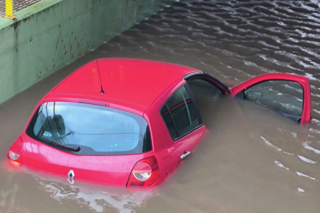 Viana: Caos e mais caos. Inundações, carros submersos e arvores caídas viana inundada e24 caos chuva - 2