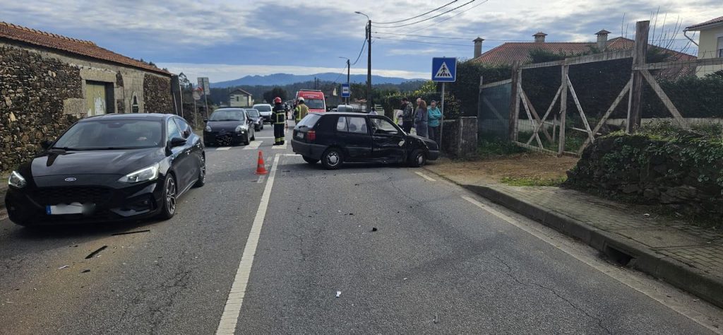Esposende: Dois feridos em colisão na EN205-1 acidente minho rio tinto esposende en205 ocorrencias