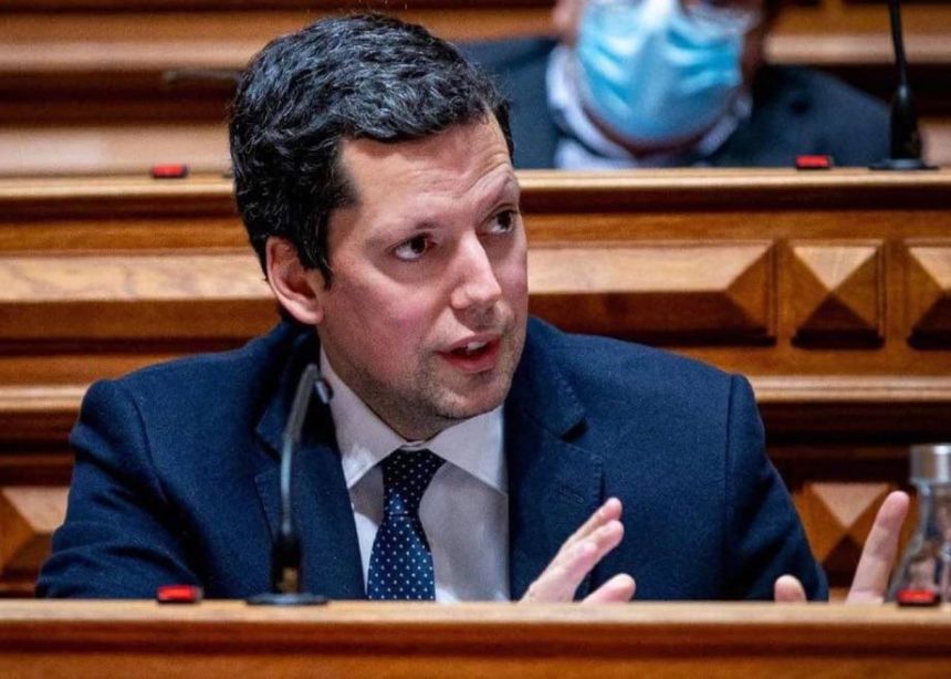 Barcelos: Carlos Reis suspende mandato na AR mas continua como vereador na Câmara Carlos Reis Barcelos