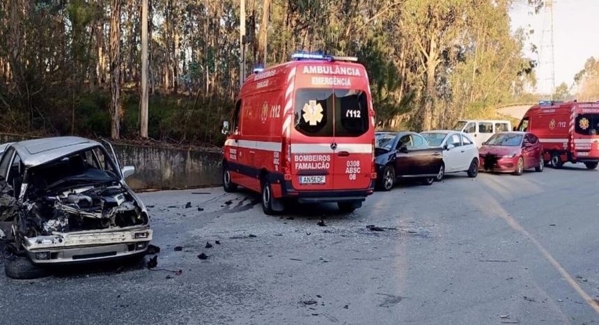 Colisão entre 4 viaturas e um camião causa dois feridos em Famalicão Famalicão colisao