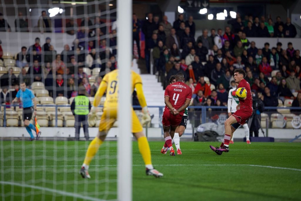 Futebol: Três centímetros polémicos atiraram o Gil para fora das "meias-finais" da Taça Gil Vicente FC Sporting