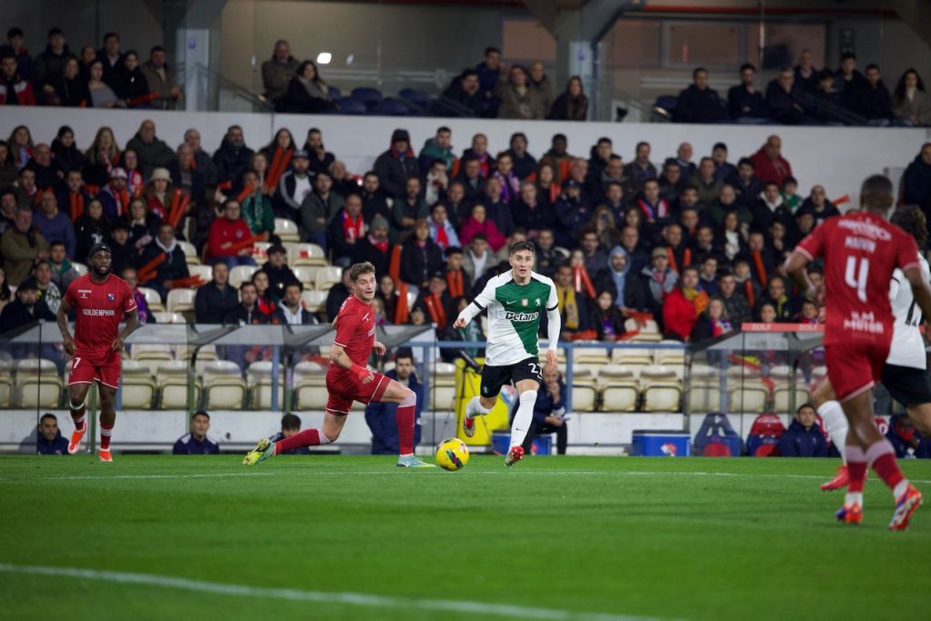 Futebol: Três centímetros polémicos atiraram o Gil para fora das "meias-finais" da Taça Gil Vicente FC Sporting
