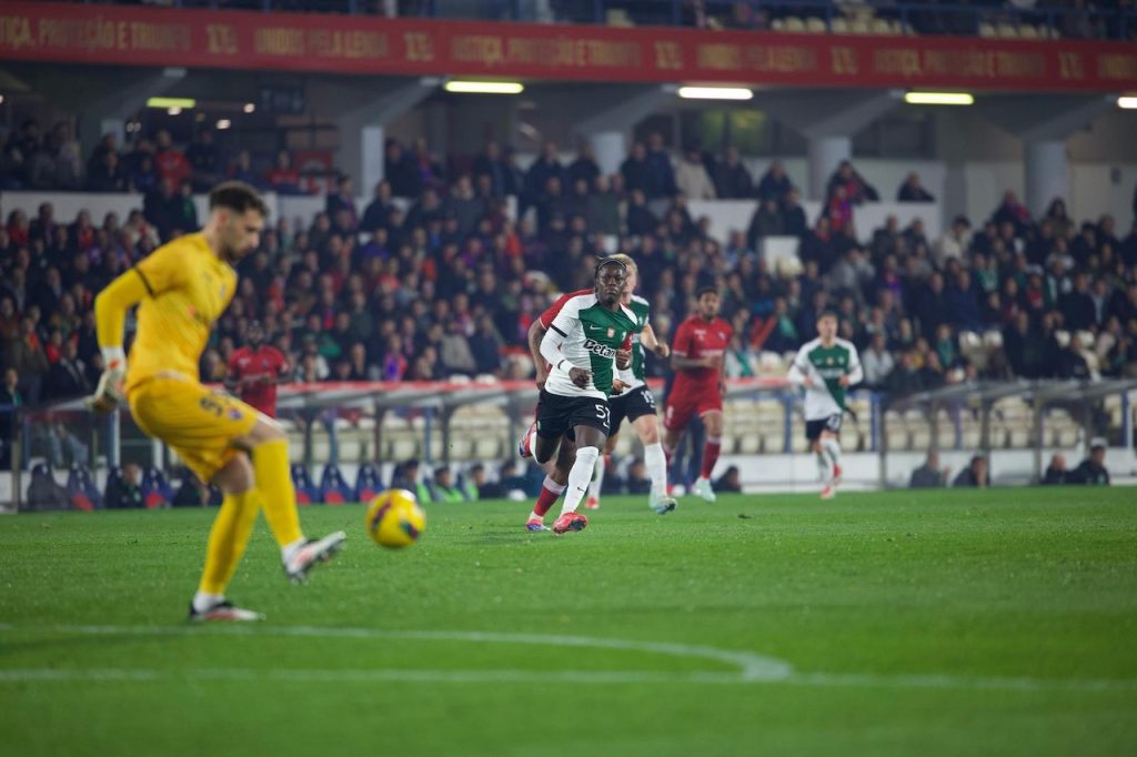Futebol: Três centímetros polémicos atiraram o Gil para fora das "meias-finais" da Taça Gil Vicente FC Sporting