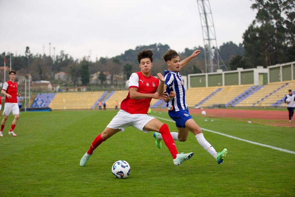 Futebol: Expulsão muda tudo e FC Porto vira resultado frente ao SC Braga nos juniores SC Braga FC Porto u19 1