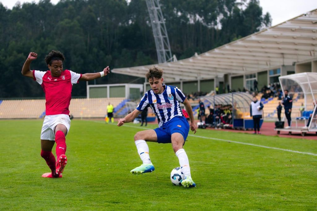 Futebol: Expulsão muda tudo e FC Porto vira resultado frente ao SC Braga nos juniores Porto SC Braga