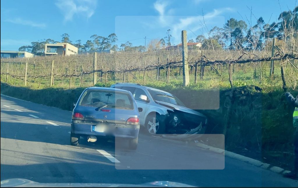 Barcelos: Violenta colisão na Paradela faz um ferido Paradela acidente Barcelos