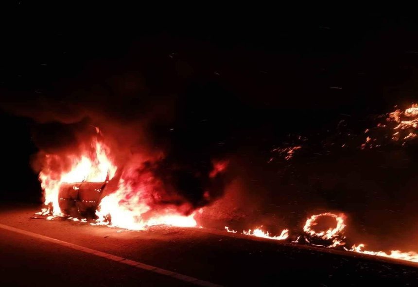 Barcelos: Carro destruído pelas chamas nas EN103 barcelos