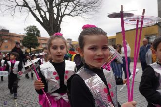 desfile carnaval esposende ambiente fantasia
