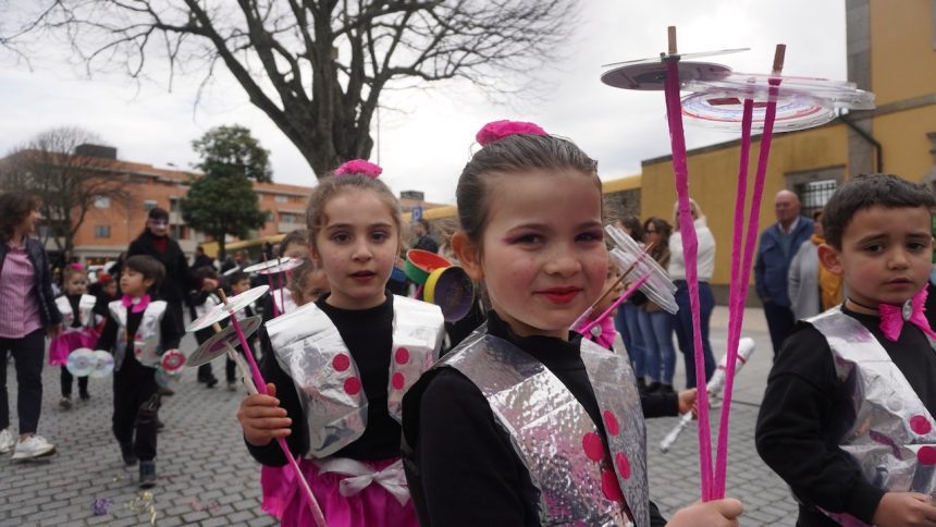 desfile carnaval esposende ambiente fantasia